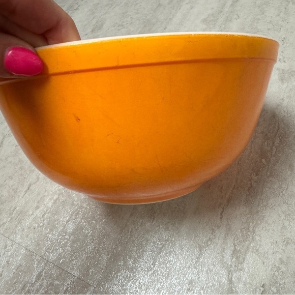 Vintage Pyrex bowl  Flamenglo 2 1/2 quart nesting  mixing bowl - Picture 4 of 11